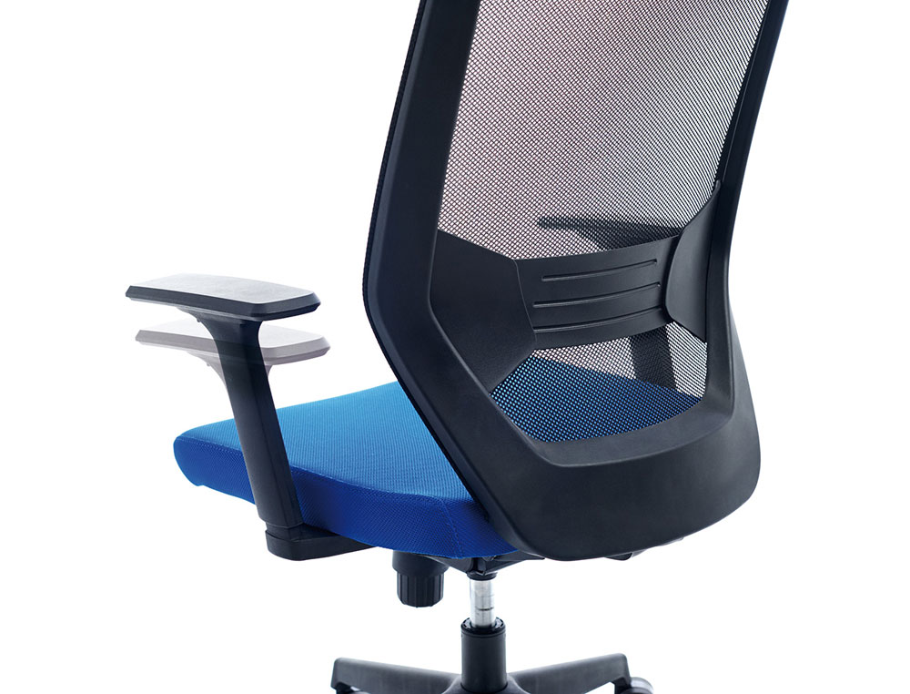 SILLA ROCADA DE OFICINA CON BRAZOS TAPIZADA EN TELA IGNIFUGA AZUL Y RESPALDO EN POLIMERO NEGRO