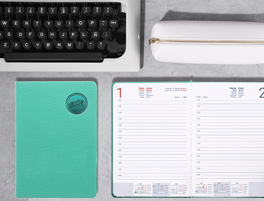 AGENDA ENCUADERNADA LIDERPAPEL KILKIS 15X21 CM 2024 DIA PAGINA COLOR TURQUESA PAPEL 70 GR