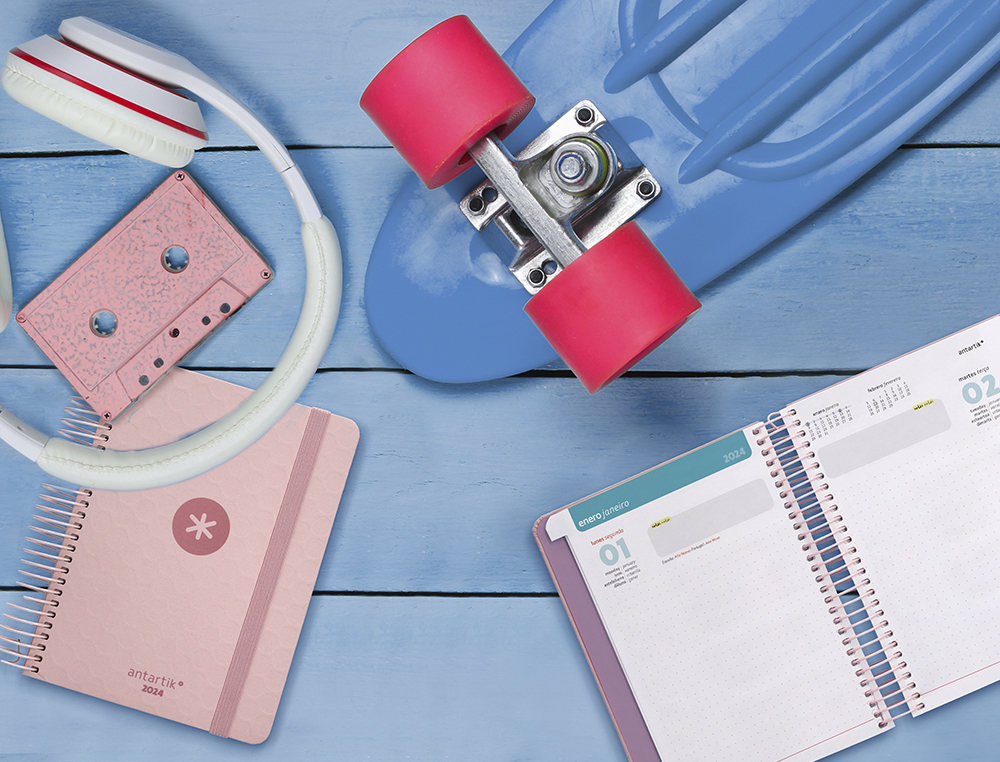 AGENDA DE OFICINA ANTARTIK A6+ 2024 DIA PAGINA 80 GR CON SOBRE MARCAPAGINAS Y 3 HOJAS PEGATINAS ROSA 130X175 MM
