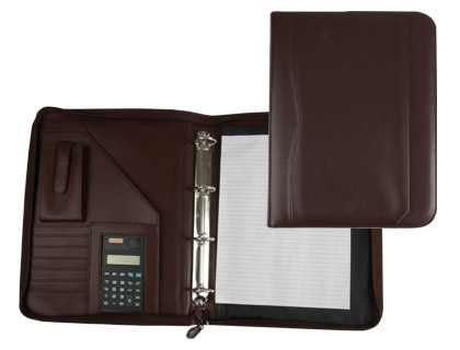 CARPETA PORTAFOLIOS Q-CONNECT CREMALLERA 4 ANILLAS 40 MM CONCALCULADORA CON BOLSA PARA MOVIL COLOR MARRON 260X355 MM